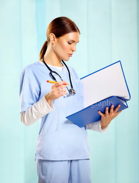 Enfermera preparando una inyección de botox — Foto de Stock