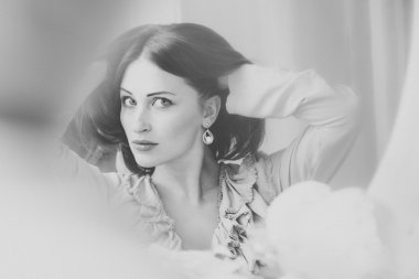 Genç şık kadın Oda Aynalı Makyaj. Saç modeli düzeltir. Siyah ve beyaz fotoğraf