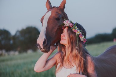 portre güzel kadın uzun saçlı sonraki at