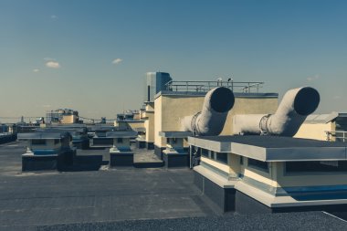 Endüstriyel klima ve havalandırma sistemleri bir çatı üzerinde