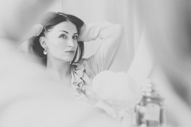 Daha önce düğün günü gelin makyaj. Siyah ve beyaz fotoğraf