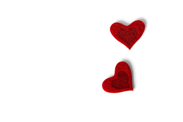 Dois corações vermelhos no fundo branco e com espaço de cópia — Fotografia de Stock