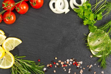 Balıklar ve namazlar için baharatlar, üst görünüm ve düz resim ile siyah taş üzerindeki metinler için kopyalama alanı