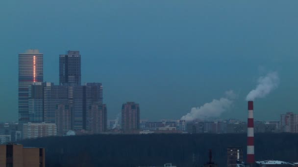 Paisaje urbano con humo — Vídeos de Stock
