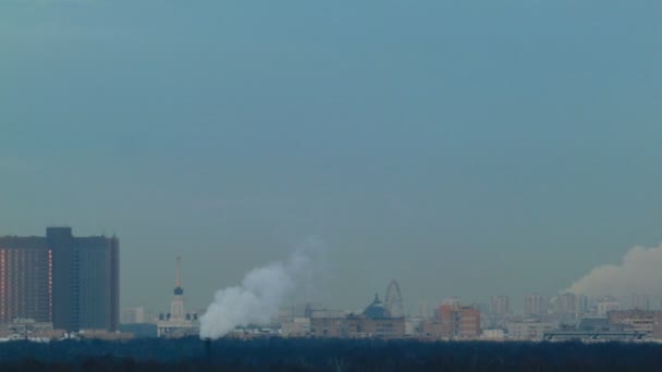 Stedelijk landschap met rook — Stockvideo
