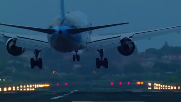 El aterrizaje de un avión de pasajeros — Vídeos de Stock