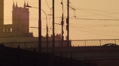 Araba ile köprü görünümü