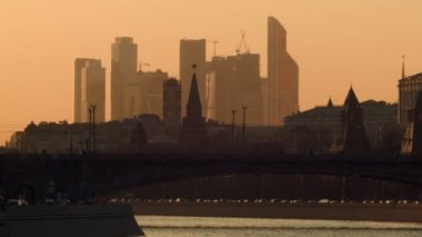 Moskvoretsky köprüde görüntülemek