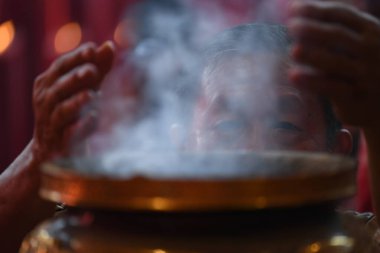 Jakarta - 5 Şubat 2019: Vihara Dharma Bhakti 'de (Petak Sembilan) Çin Yeni Yılı' nı (2019) karşılamak için dua eden yaşlı bir kişi