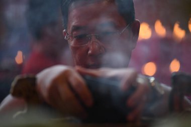 Jakarta - 5 Şubat 2019: Vihara Dharma Bhakti 'de (Petak Sembilan) Çin Yeni Yılı' nı (2019) karşılamak için dua eden yaşlı bir kişi