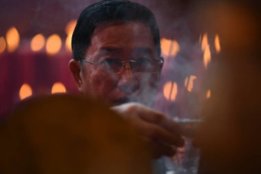 Jakarta - 5 Şubat 2019: Vihara Dharma Bhakti 'de (Petak Sembilan) Çin Yeni Yılı' nı (2019) karşılamak için dua eden yaşlı bir kişi