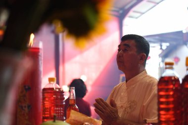 Jakarta - 5 Şubat 2019: Vihara Dharma Bhakti 'de (Petak Sembilan) Çin Yeni Yılı' nı (2019) karşılamak için dua eden yaşlı bir kişi