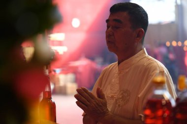 Jakarta - 5 Şubat 2019: Vihara Dharma Bhakti 'de (Petak Sembilan) Çin Yeni Yılı' nı (2019) karşılamak için dua eden yaşlı bir kişi