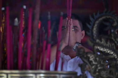 Jakarta - 5 Şubat 2019: Vihara Amurva Bhumi 'de (Hong Tek Tjeng Sin) dua eden adam Çin Yeni Yılı 2570 (veya Imlek) olarak adlandırılır.