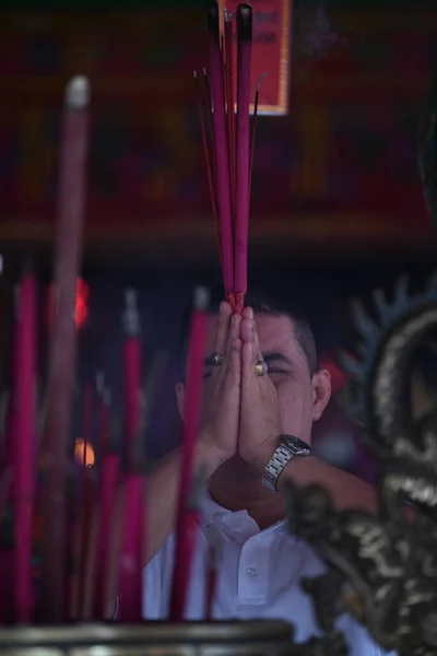 Джакарта Лютого 2019 Людина Яка Молиться Віхарі Амурві Бхумі Hong — стокове фото