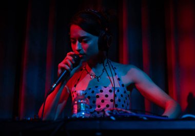 Şarkıcı ve elektronik müzik yapımcısı Oxis, 7 Ekim 2025 'te Indianapolis, Indiana, ABD' deki Murat Theater 'da bir set performansı sergiliyor..