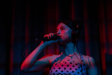 Şarkıcı ve elektronik müzik yapımcısı Oxis, 7 Ekim 2025 'te Indianapolis, Indiana, ABD' deki Murat Theater 'da bir set performansı sergiliyor..