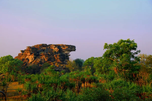 Afloramento Rocha Prados Outback São Iluminados Pelo Brilho Quente Pôr — Fotografia de Stock