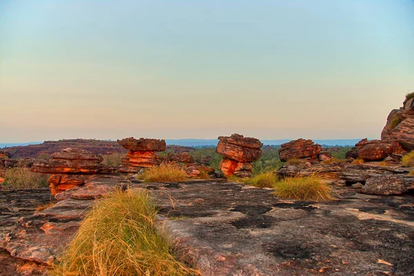 Padrões Erosão Interessantes Rochas Iluminadas Pelo Sol Poente Outback Território — Fotografia de Stock