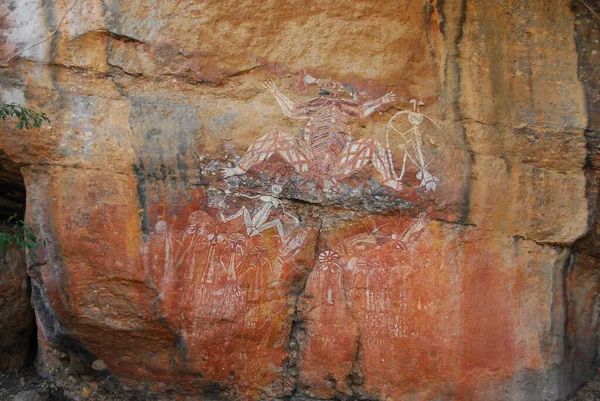 Jeroglíficos Antiguos Una Gran Pared Piedra Agrietada Territorio Del Norte —  Fotos de Stock