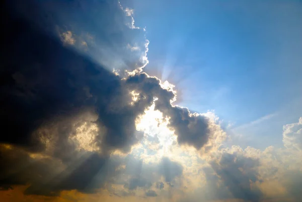 오후의 광선이 하늘을 배경으로 구름을 비치고 로열티 프리 스톡 이미지