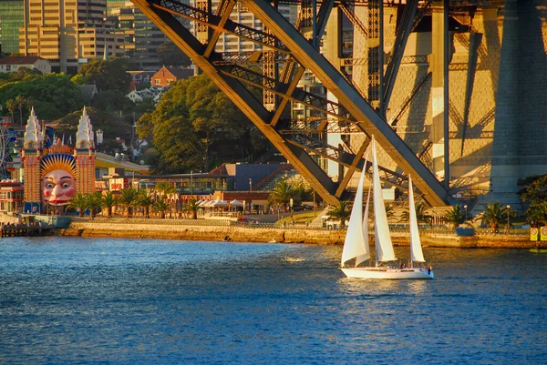 Sidney Limanı Köprüsüne Doğru Giden Bir Yelkenli Sidney Avustralya Daki — Stok fotoğraf