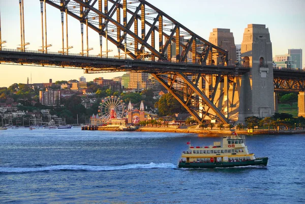 オーストラリアのシドニーで早朝に行われるハーバーブリッジを渡るシドニー港フェリー — ストック写真