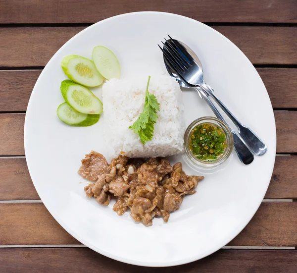 Kızarmış domuz kaburga sarımsak ve biber ile yedek.