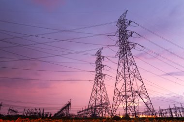 Günbatımı bir siluet elektrik alt istasyonlar üzerinden