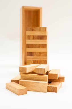 beyaz zemin üzerine tahta bloklar yığını