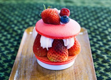 Taze çilek meyve ile ahşap bir plaka üzerinde çilek Macarons