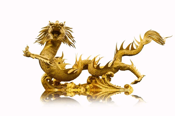Estátua de dragão chinês dourado no fundo isolado — Fotografia de Stock