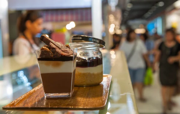 Ekranda bir şekerci dükkanı Fransız hamur işleri.