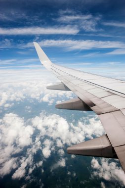 gökyüzü arka plan üzerinde uçağın kanat