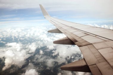 gökyüzü arka plan üzerinde uçağın kanat