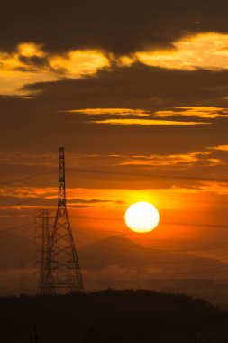 Günbatımı üzerinde elektrik santrali