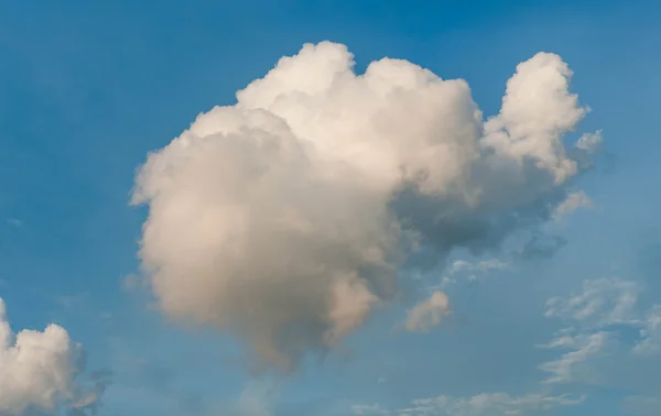 Céu azul fundo — Fotografia de Stock