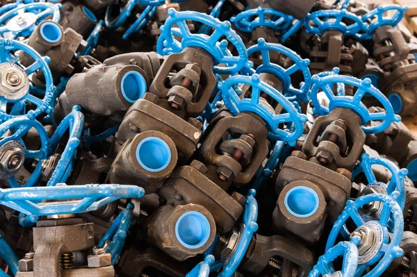 Beyaz arka plan üzerinde paslanmaz çelik kapak.