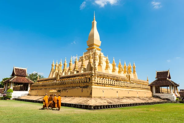 Laos viagem marco, pagode dourado wat Phra That Luang in Vientiane. Templo budista. Destino turístico famoso na Ásia . Imagem De Stock