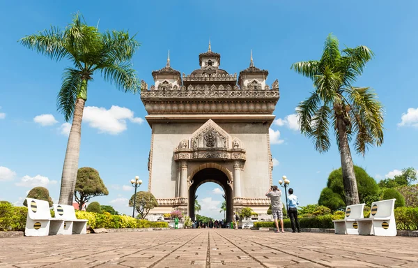 Patuxai significa literalmente Portão da Vitória ou Portão do Triunfo, antigamente o Monumento Anousavary ou Anosavari, conhecido pelos franceses como Monumento Aux Morts é um monumento de guerra no centro de Vientiane, Laos. Imagem De Stock