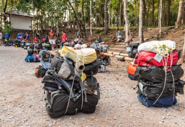 Loei, Tayland - 14 Kasım: dağcı eşya üzerinde 28 Kasım 2014 Phu Kradueng Milli Parkı,: Loei, Thailand taşımak için hazırlanan tanımlanamayan hamallar