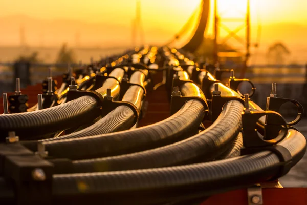 Telekomünikasyon hattı bağlantısı gündoğumu gökyüzü kule üzerinde.