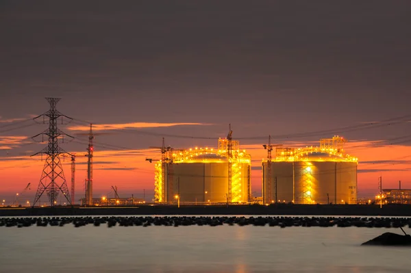 Tanques de almacenamiento de petróleo y gas en el crepúsculo — Foto de Stock
