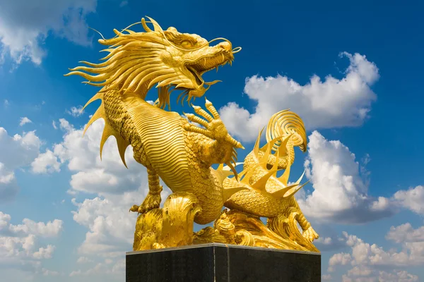 Mavi gökyüzü arka plan üzerinde altın Çin ejderha