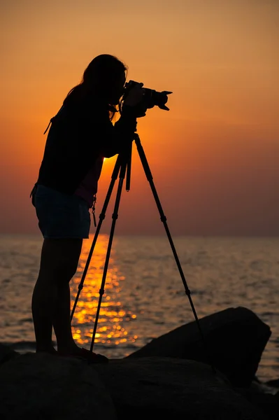 Nő fotós seascape naplementekor — Stock Fotó