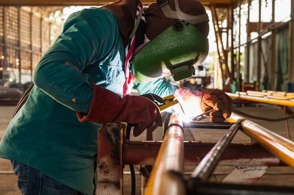 Worker welding the steel structure — Stock Photo, Image