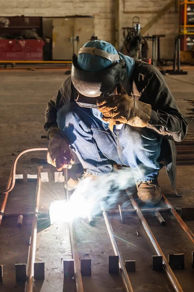 Trabalhador de soldagem da estrutura de aço — Fotografia de Stock