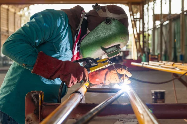 Worker welding the steel structure — Stock Photo, Image