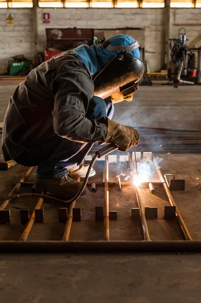 Sudarea lucrătorului structura oțelului — Fotografie, imagine de stoc