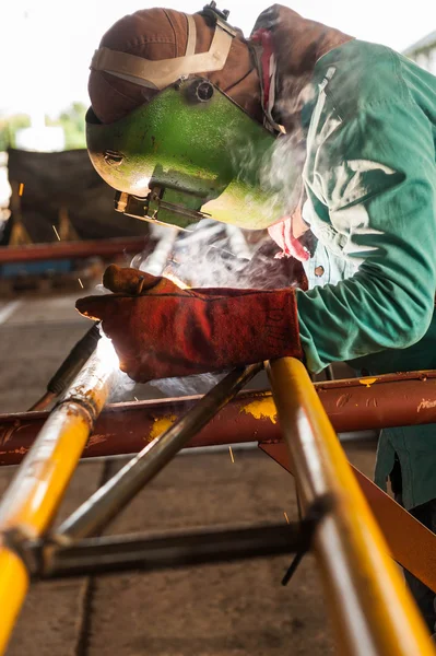 Worker welding the steel structure — Stock Photo, Image